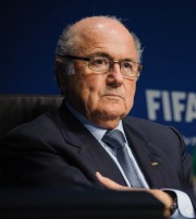 Επικοινωνιακή αντεπίθεση από τον Μπλάτερ