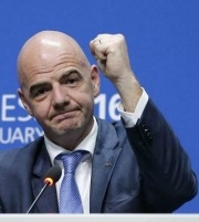 Τα «δώρα» Ιφαντίνο και το πικρόχολο σχόλιο Μπλάτερ