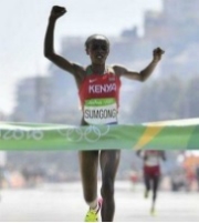 H Κενυάτισσα Σούμσονγκ το χρυσό στο μαραθώνιο γυναικών