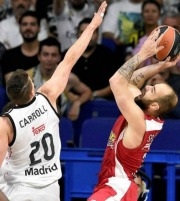 Ο Σπανούλης με τρίποντο έδωσε τη νίκη στον Ολυμπιακό