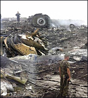 Ουκρανία: Νέο «πεδίο μάχης» τα συντρίμμια της πτήσης MH17