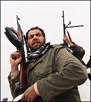 Σε άτακτη υποχώρηση οι αντάρτες στην Λιβύη