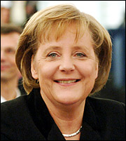 Merkel (Νταβός): Κίνδυνος οι υποτιμήσεις
