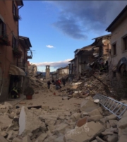 Ένας νεκρός από τους σεισμούς στην Ιταλία