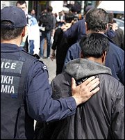 Επεσαν οι υπογραφές για επιδότηση ενοικίου σε 20.000 μετανάστες στην Ελλάδα