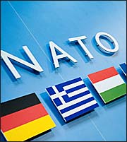 DW: To NATO ενισχύει την παρουσία του στην ανατολική Ευρώπη