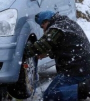 Με γερανούς απεγκλωβίζονται οχήματα στην Εθνική Οδό