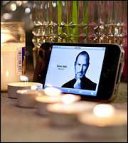 Η Apple τιμά τον Steve Jobs