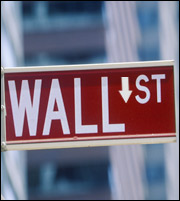 Το ράλι του δολαρίου πιέζει τη Wall Street