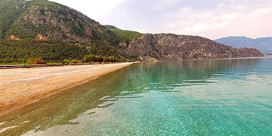 Πέντε ιδανικές παραλίες για μονοήμερη στον Κορινθιακό