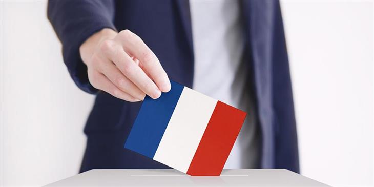 Γαλλικές εκλογές: Μαζική απόσυρση «τρίτων» για να κοπεί η φόρα της Λεπέν