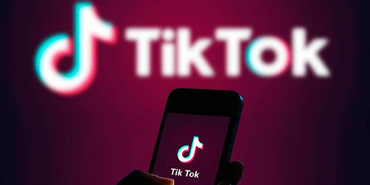 TikTok: Η πρώτη πλατφόρμα που θα σταμπάρει αυτόματα περιεχόμενο ΑΙ και deepfakes