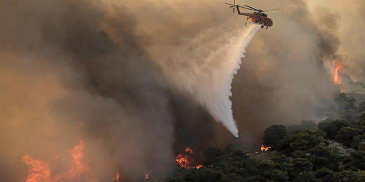 Λίγα χιλιόμετρα από τα Μέγαρα η φωτιά που ξεκίνησε από τη Βοιωτία