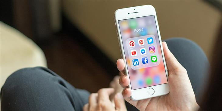 ΕΕ κατά Meta: Στο στόχαστρο το ατελείωτο scroll σε Instagram και Facebook
