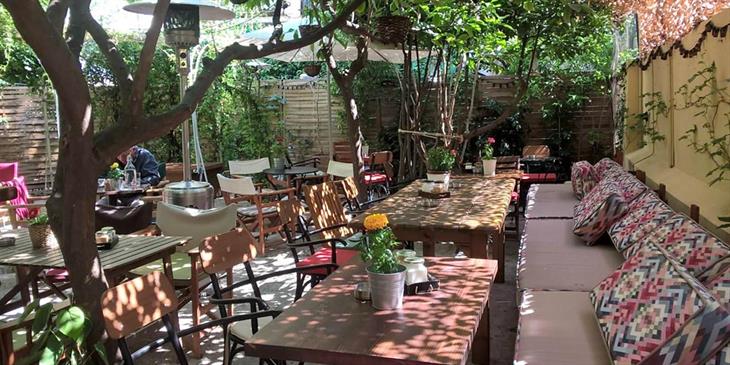 Oι ωραιότερες αυλές για ανοιξιάτικο καφεδάκι στην Αθήνα