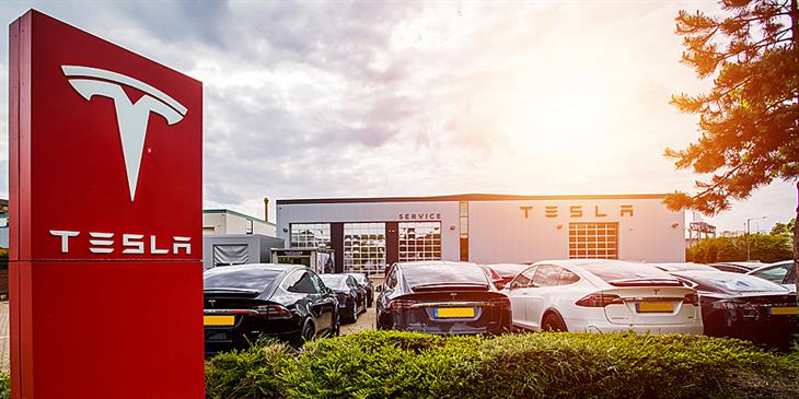 Tesla: Έκανε την πρώτη αυτόνομη παράδοση σε σπίτι πελάτη