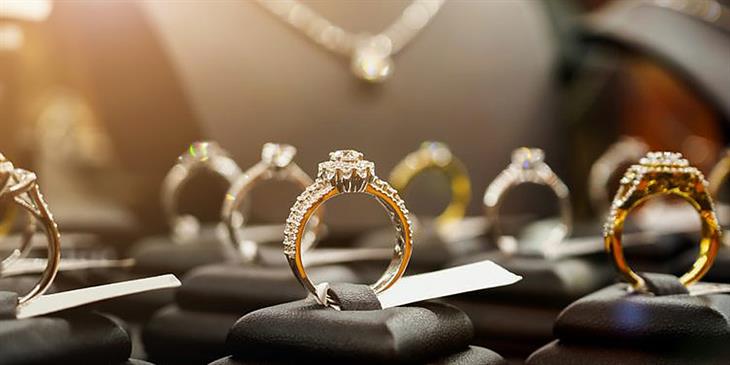 Γιατί οι επενδυτές ξανακοιτούν τις μετοχές πολυτελείας