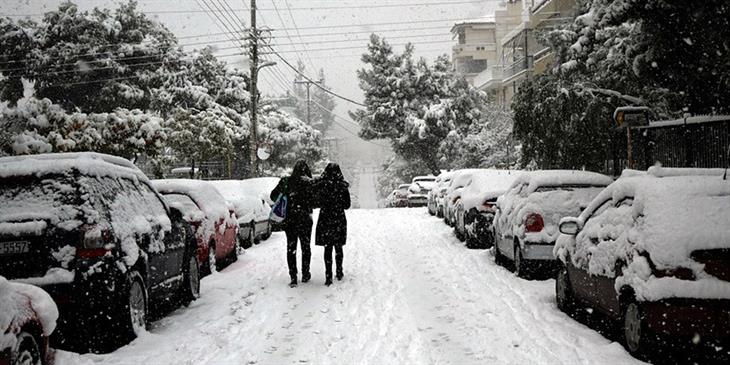 Ο χιονιάς χτυπά την Αττική, κλειστή η Αθηνών-Λαμίας