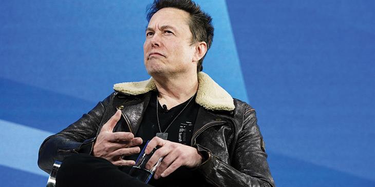 Διαψεύδει η Tesla ότι ψάχνει αντικαταστάτη του Μασκ