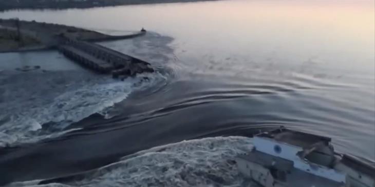 Μεγάλες πλημμύρες μετά την καταστροφή φράγματος στη Χερσώνα
