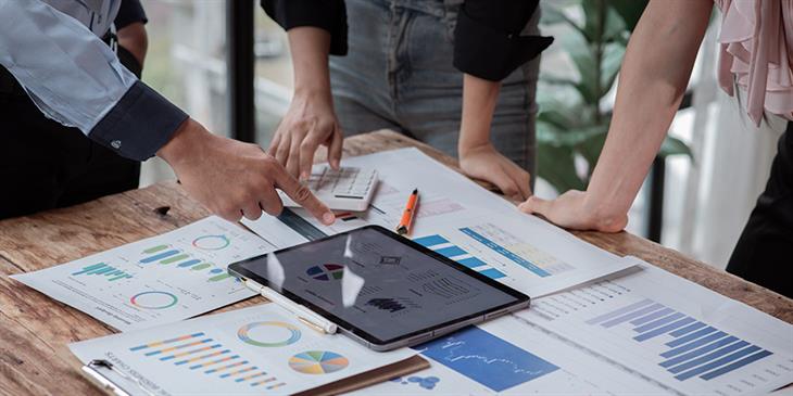 Τι μισθούς δίνουν μικρές και μεγάλες εταιρείες, οι κλάδοι που ανεβαίνουν