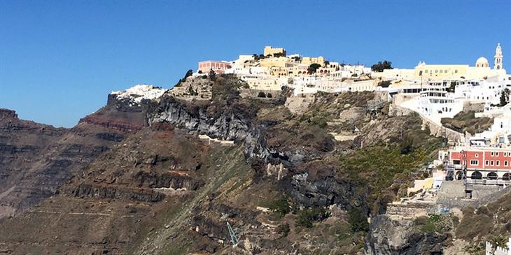 Μύκονος και Σαντορίνη στο «κόκκινο» στις αεροπορικές αφίξεις