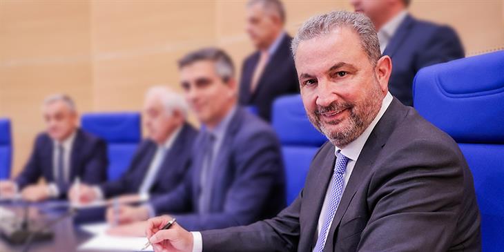 AKTOR: Το σχέδιο για μπαταρίες, FSRU, πλοία και νέα deals στο LNG