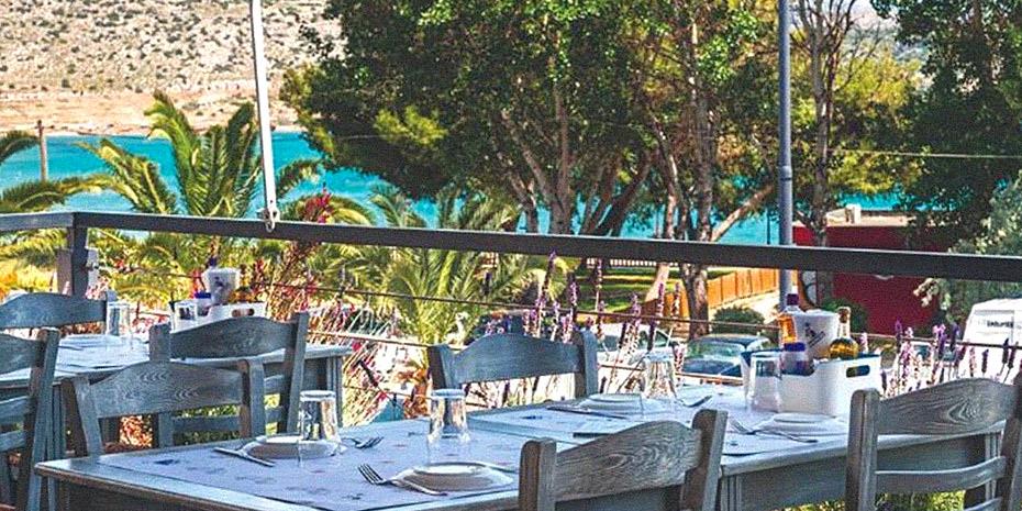 Στάση για ψάρια, μεζέδες και ούζο σε Βάρκιζα, Βάρη και Βούλα