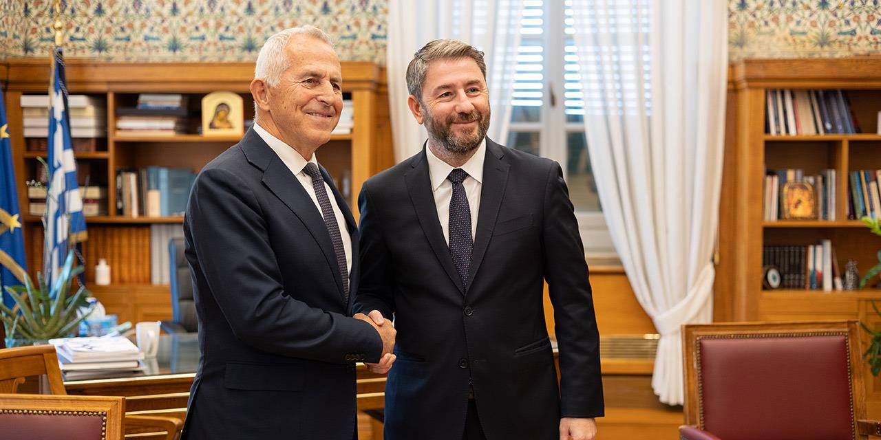 Στο ΠΑΣΟΚ ο βουλευτής Ευάγγελος Αποστολάκης, συνάντηση με Ανδρουλάκη