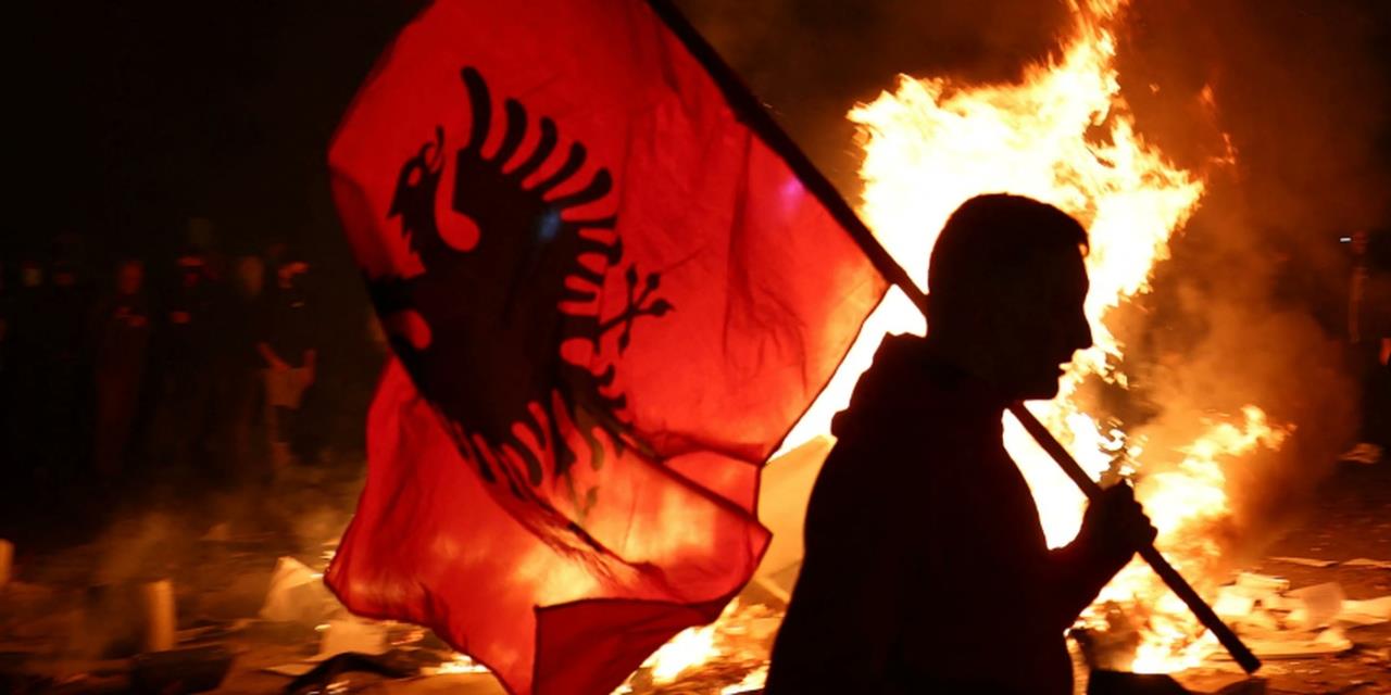 Φωτιές και συγκρούσεις στους δρόμους της Αλβανίας, δεν παραιτείται ο Ράμα | Τράπεζες στο LivePress.gr