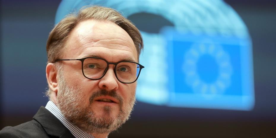 Σενάρια για δελτίο στα καύσιμα επεξεργάζεται η Κομισιόν