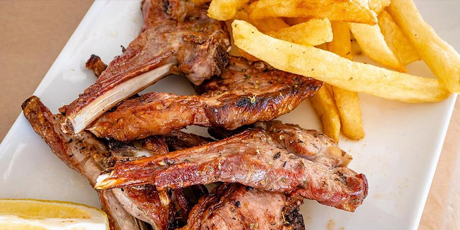 Τα καλύτερα παϊδάκια στον Πειραιά: Πού θα τα βρεις;