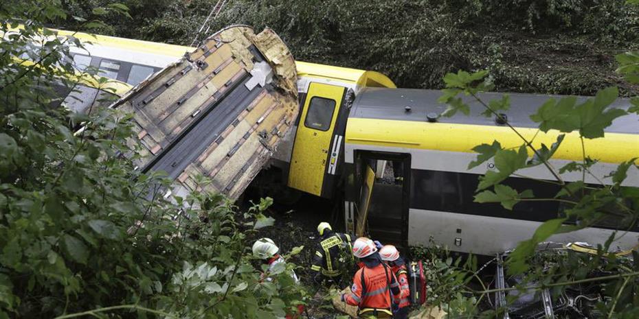 Εκτροχιασμός τρένου στη Γερμανία, τέσσερις νεκροί και δεκάδες τραυματίες