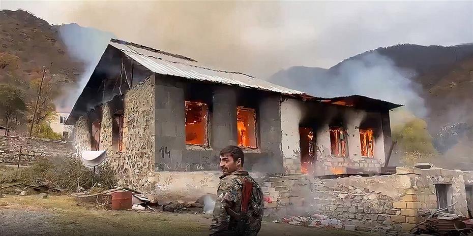 Αρμένιοι καίνε τα σπίτια τους προτού τα χωριά τους περάσουν στον έλεγχο του  Αζερμπαϊτζάν