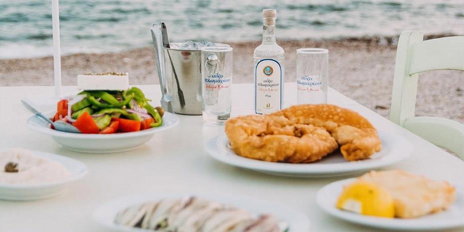 Βραδινά ούζα στην παραλία σε όμορφα ταβερνάκια