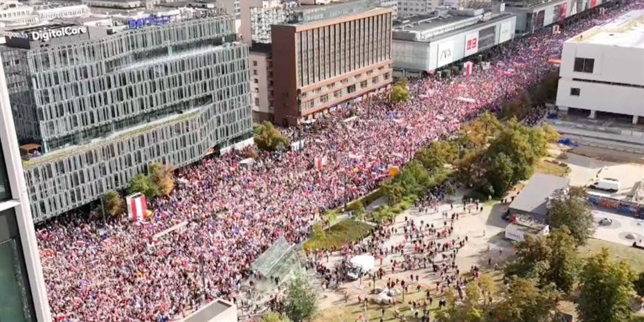 Χιλιάδες συμμετείχαν σε διαδήλωση της αντιπολίτευσης στη Βαρσοβία