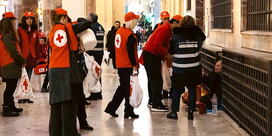 Στηρίζει τους αστέγους στη Θεσσαλονίκη ο Ελληνικός Ερυθρός Σταυρός