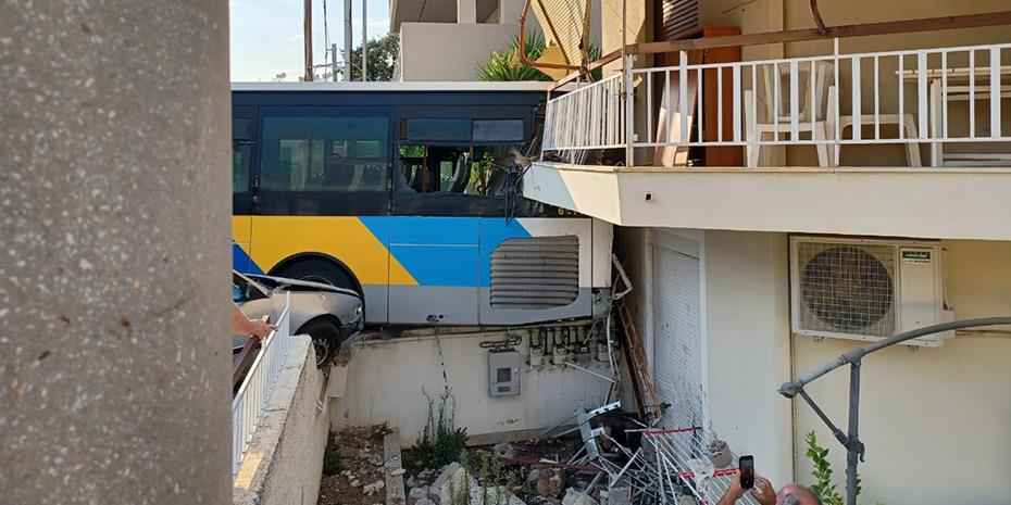 Λεωφορείο προσέκρουσε σε κατοικία στου Παπάγου