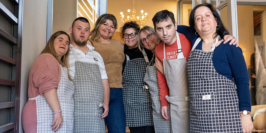 HELLENiQ ENERGY: Στήριξη σε κοινωνικό καφενείο με εργαζόμενους ΑμεΑ