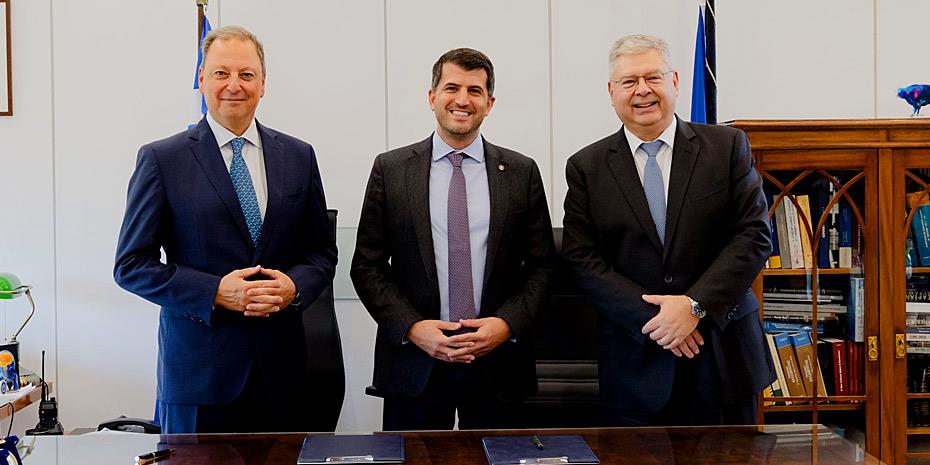 Δωρεά τριών πυροσβεστικών οχημάτων στον ΣΠΑΠ από τη Helleniq Energy