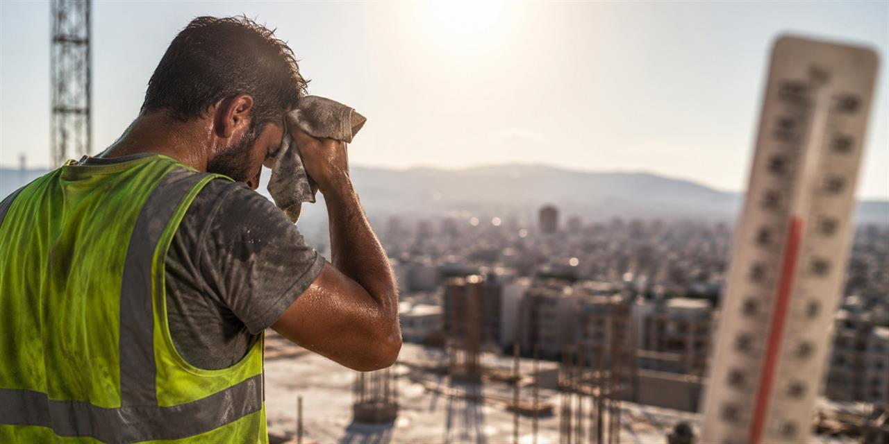Οι καύσωνες παγώνουν τους μισθούς και ζεσταίνουν την ακρίβεια