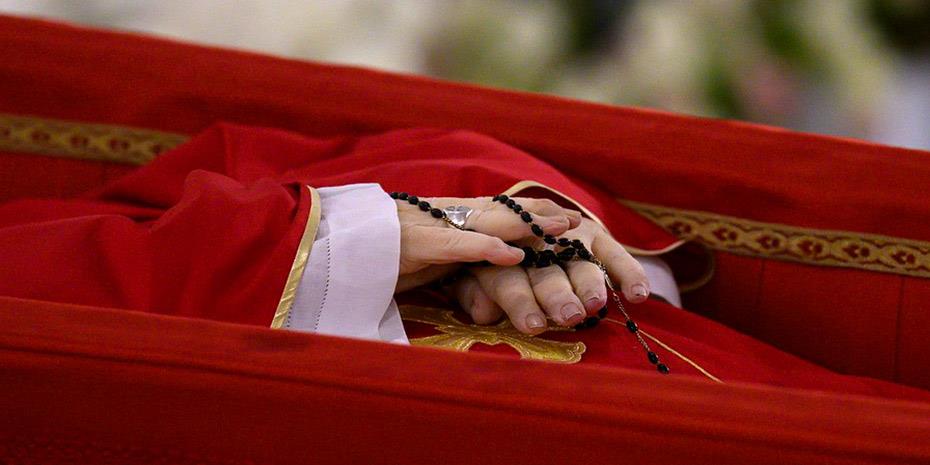 Βατικανό: Αποφασίζει σήμερα το Κονκλάβιο την ημερομηνία εκλογής νέου πάπα