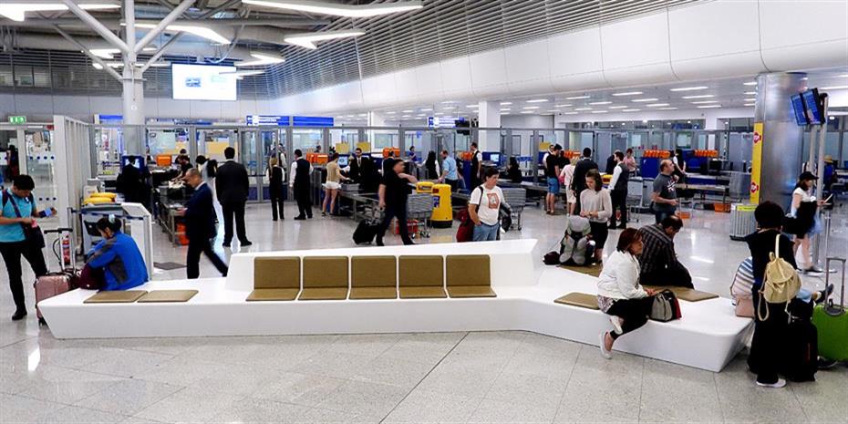 Συνεχίζεται το δράμα στα αεροδρόμια της Ευρώπης