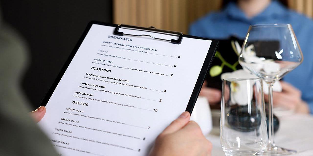 Πώς θα καταλάβεις ότι ένα εστιατόριο είναι ακριβό πριν το επιλέξεις; | Πολιτική στο PlusTV.gr