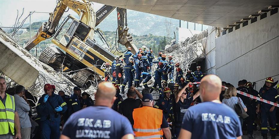 Κατέρρευσε γέφυρα στην Πάτρα, ένας νεκρός, πολλοί τραυματίες