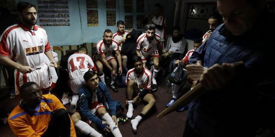 Ποδοσφαιρική ομάδα με πρόσφυγες δημιούργησε ο Αντώνης Nικοπολίδης