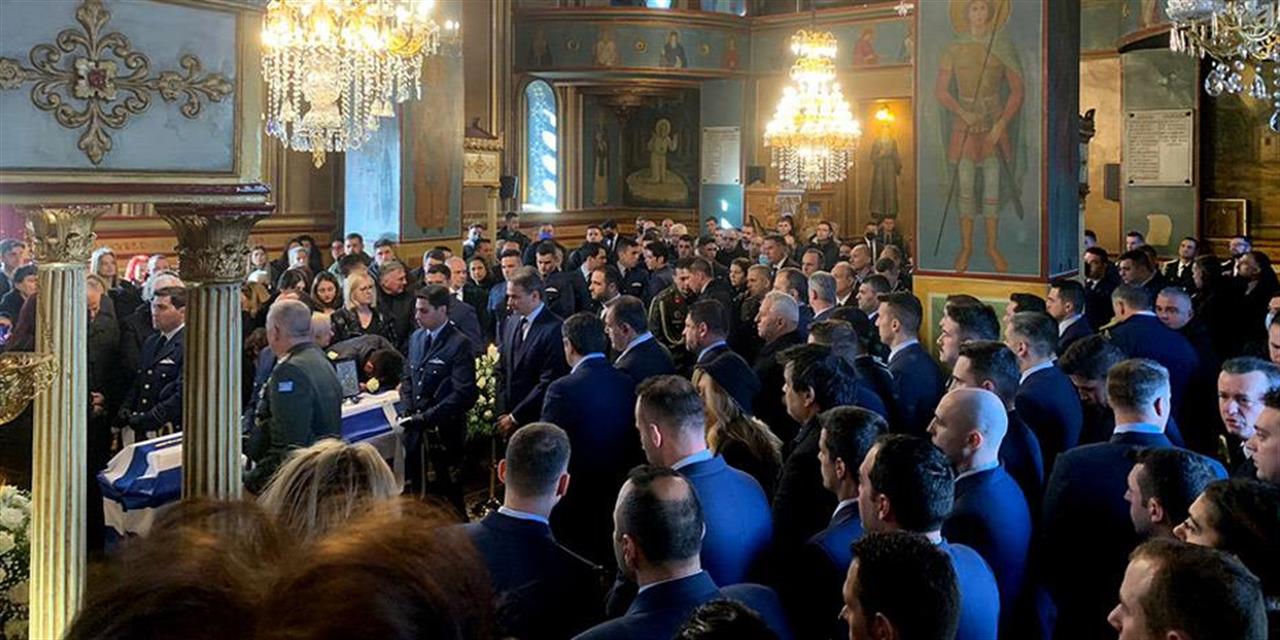 Σε κλίμα βαθιάς οδύνης η κηδεία του υποσμηναγού Τουρούτσικα