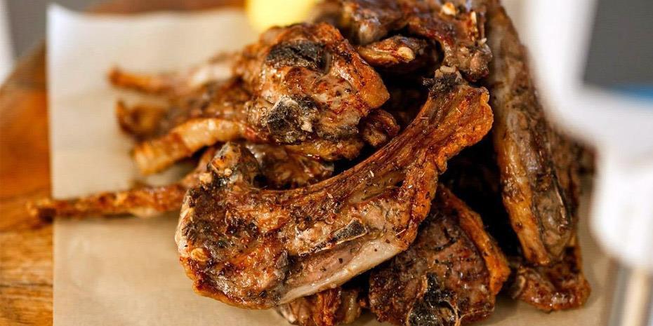 Τα καλύτερα «βουνίσια» παϊδάκια της Αθήνας