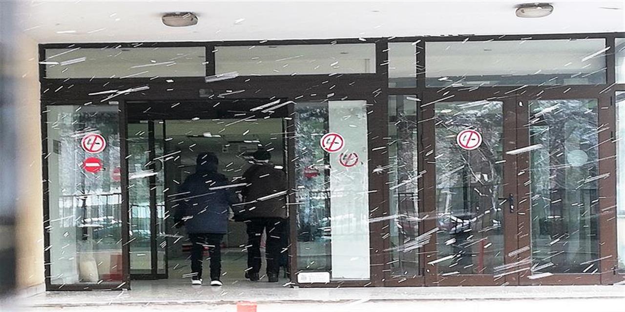 Με πυκνή χιονόπτωση οι πρώτοι εμβολιασμοί πολιτών στη Θεσσαλονίκη