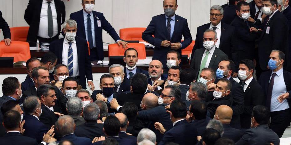 Πιάστηκαν στα χέρια στην τουρκική Βουλή!